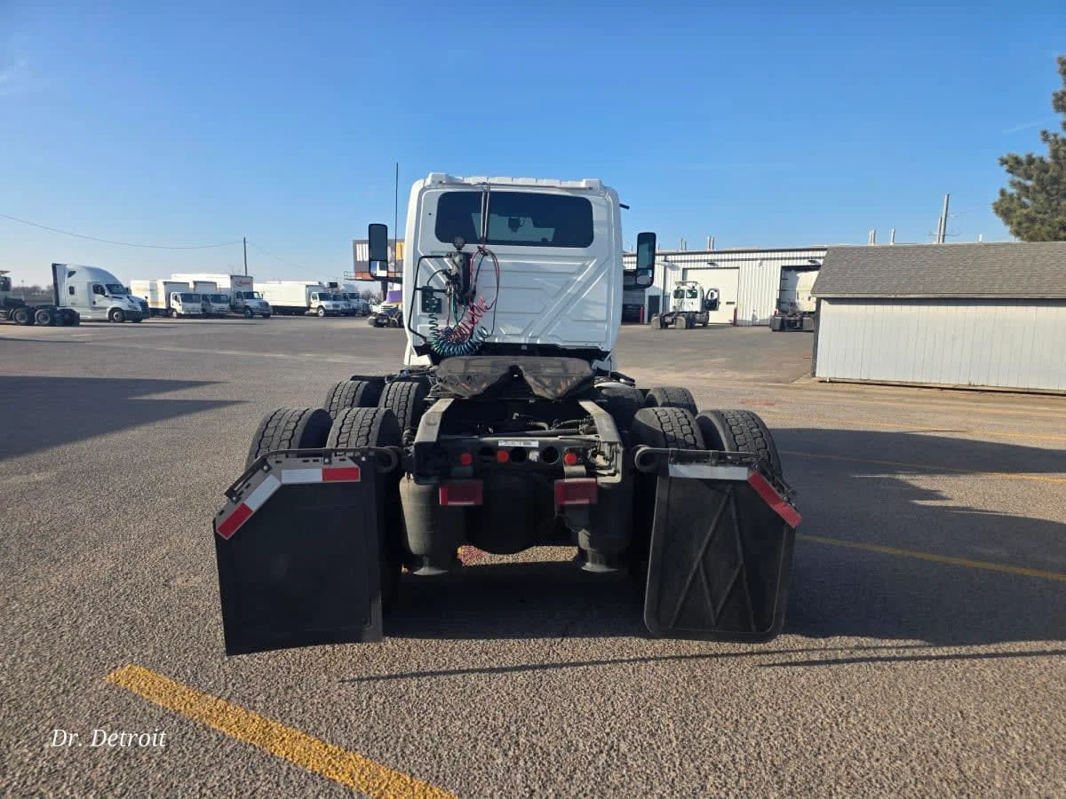 2020 International LT - image 5