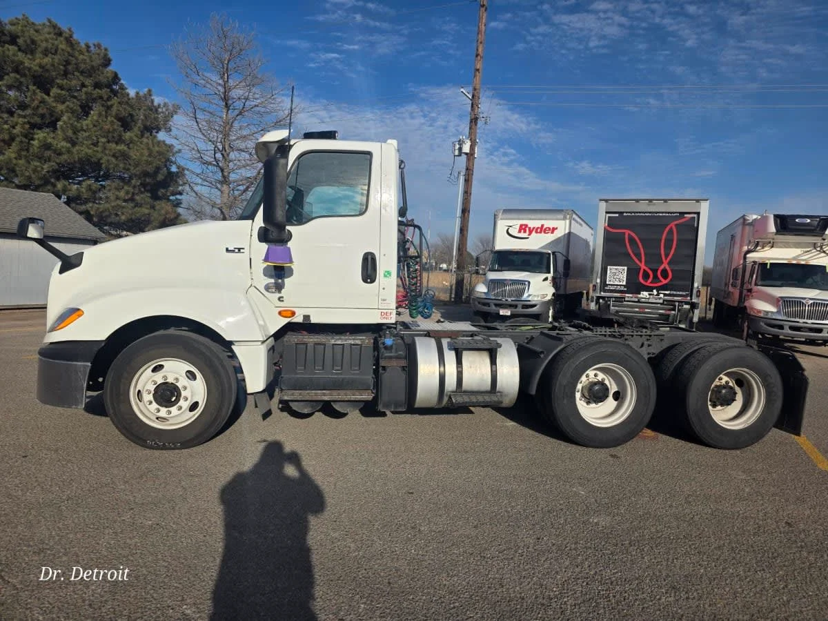 2020 International LT - image 8