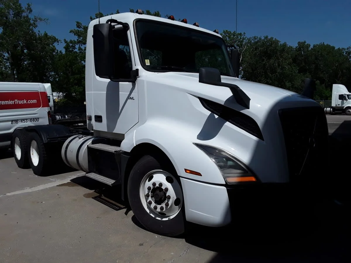 2020 Volvo VNL 860 in Kansas City, MO — photo 3