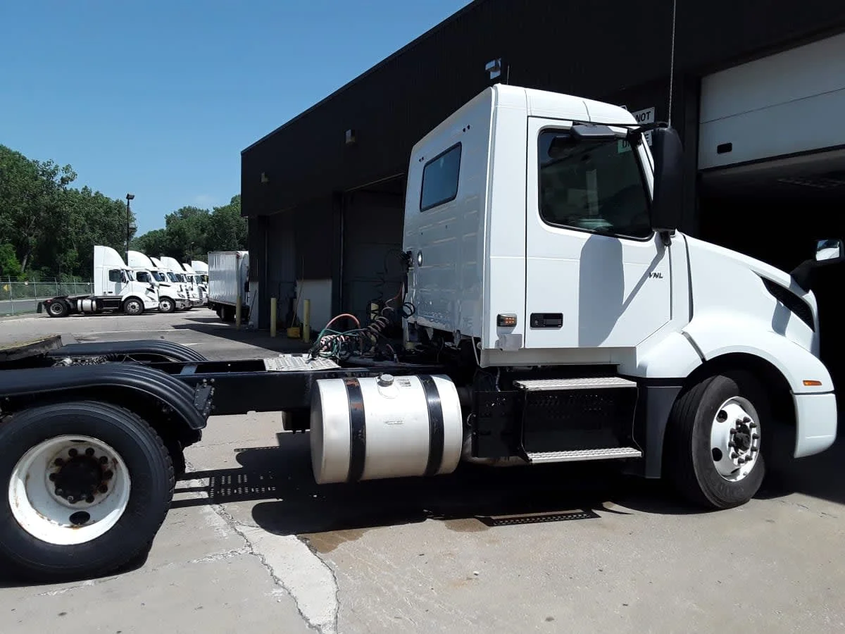 2020 Volvo VNL 860 in Kansas City, MO — photo 4
