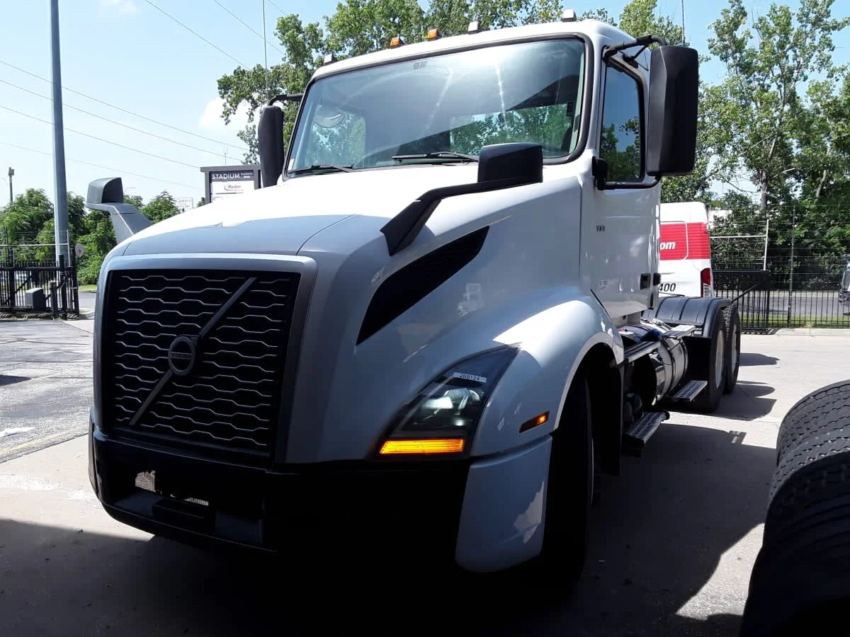 2020 Volvo VNL 860 in Kansas City, MO — photo 2