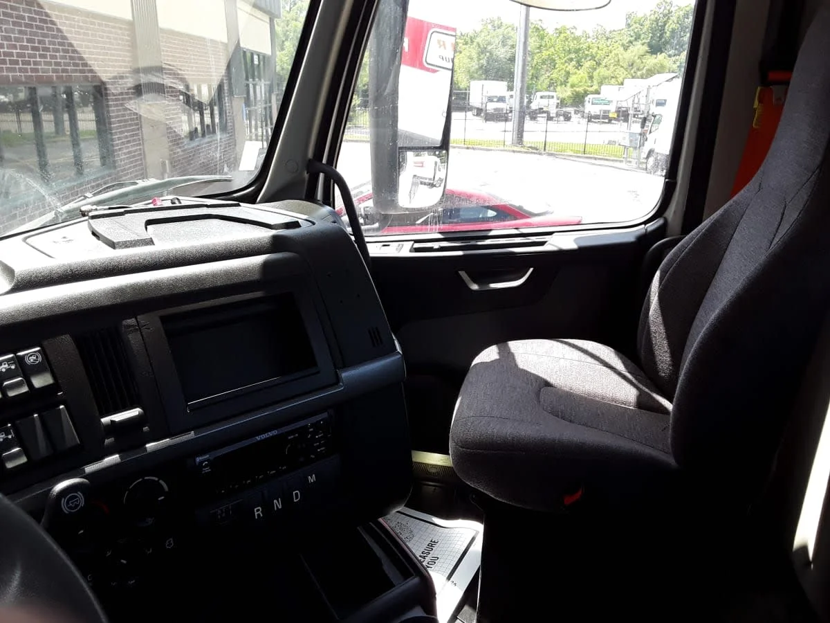 2020 Volvo VNL 860 in Kansas City, MO — photo 8