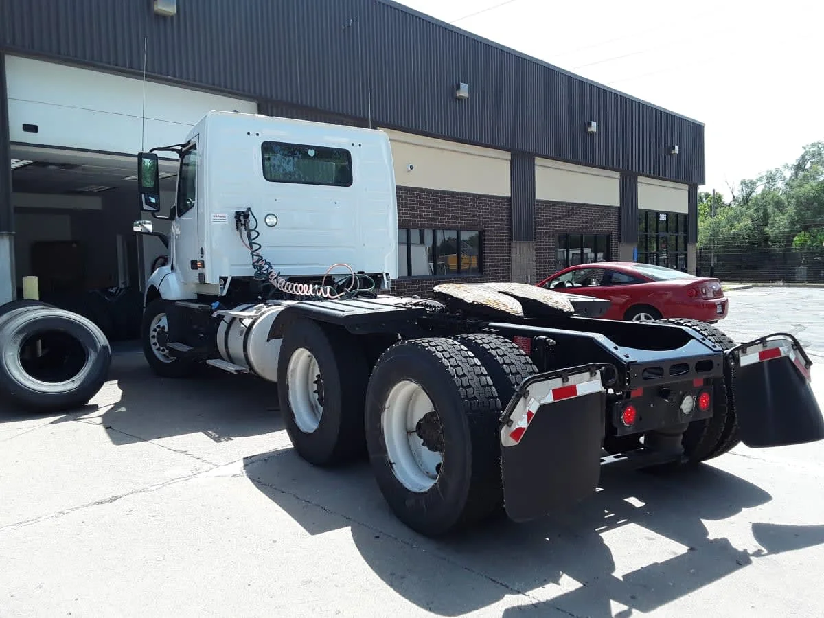 2020 Volvo VNL 860 in Kansas City, MO — photo 6