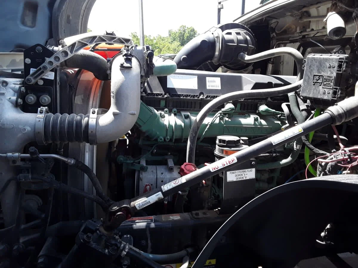 2020 Volvo VNL 860 in Kansas City, MO — photo 9