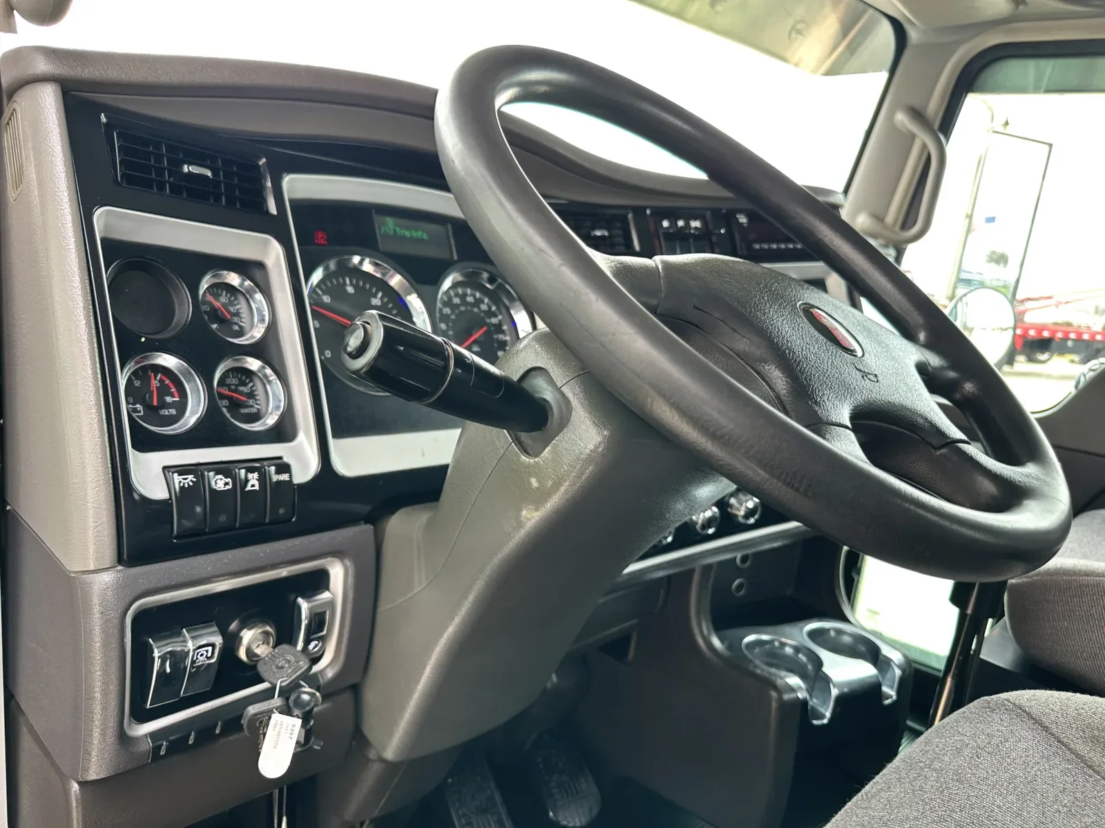 2017 Kenworth T800 - image 15