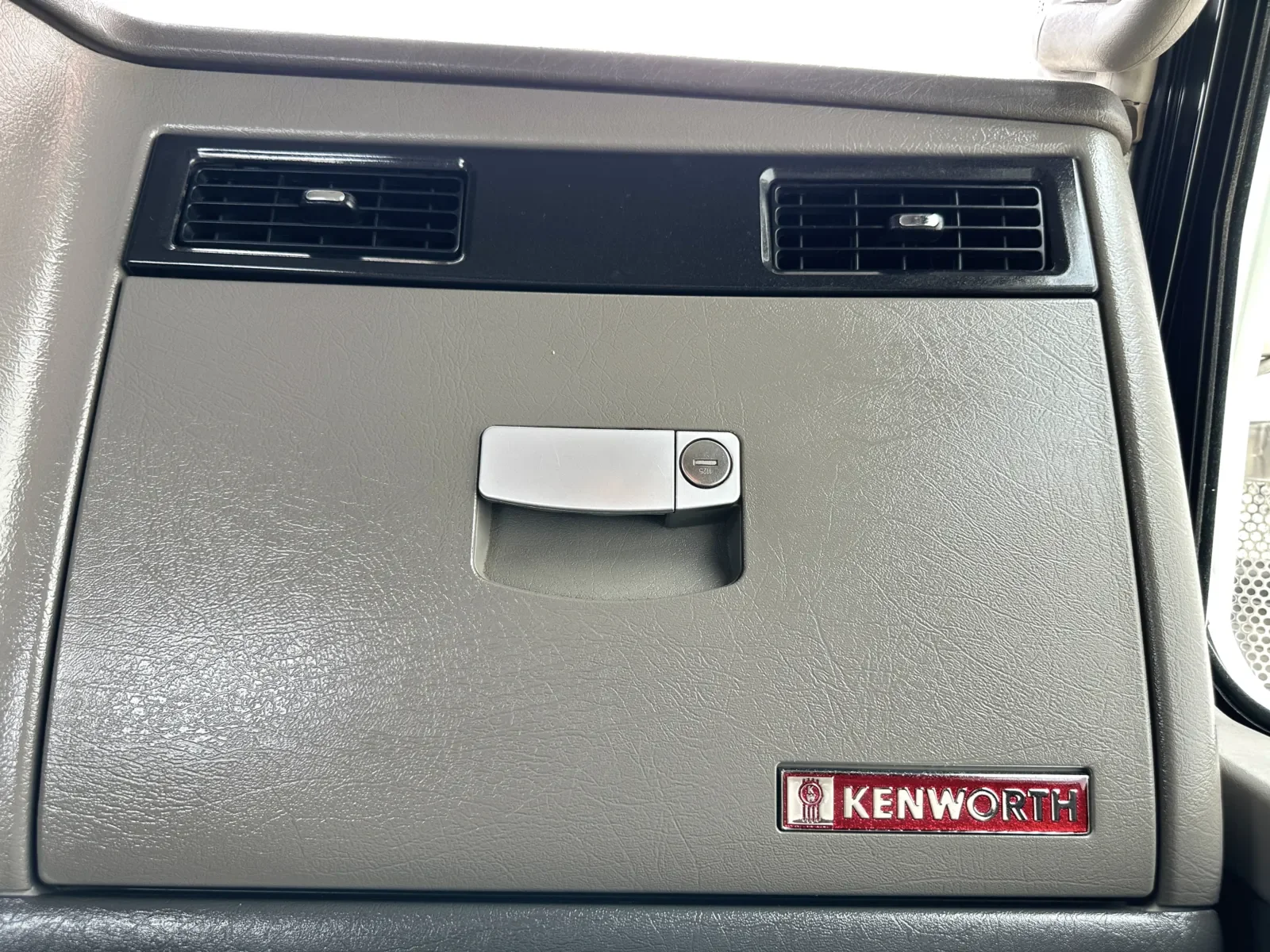 2017 Kenworth T800 in Hutchins, TX — photo 18