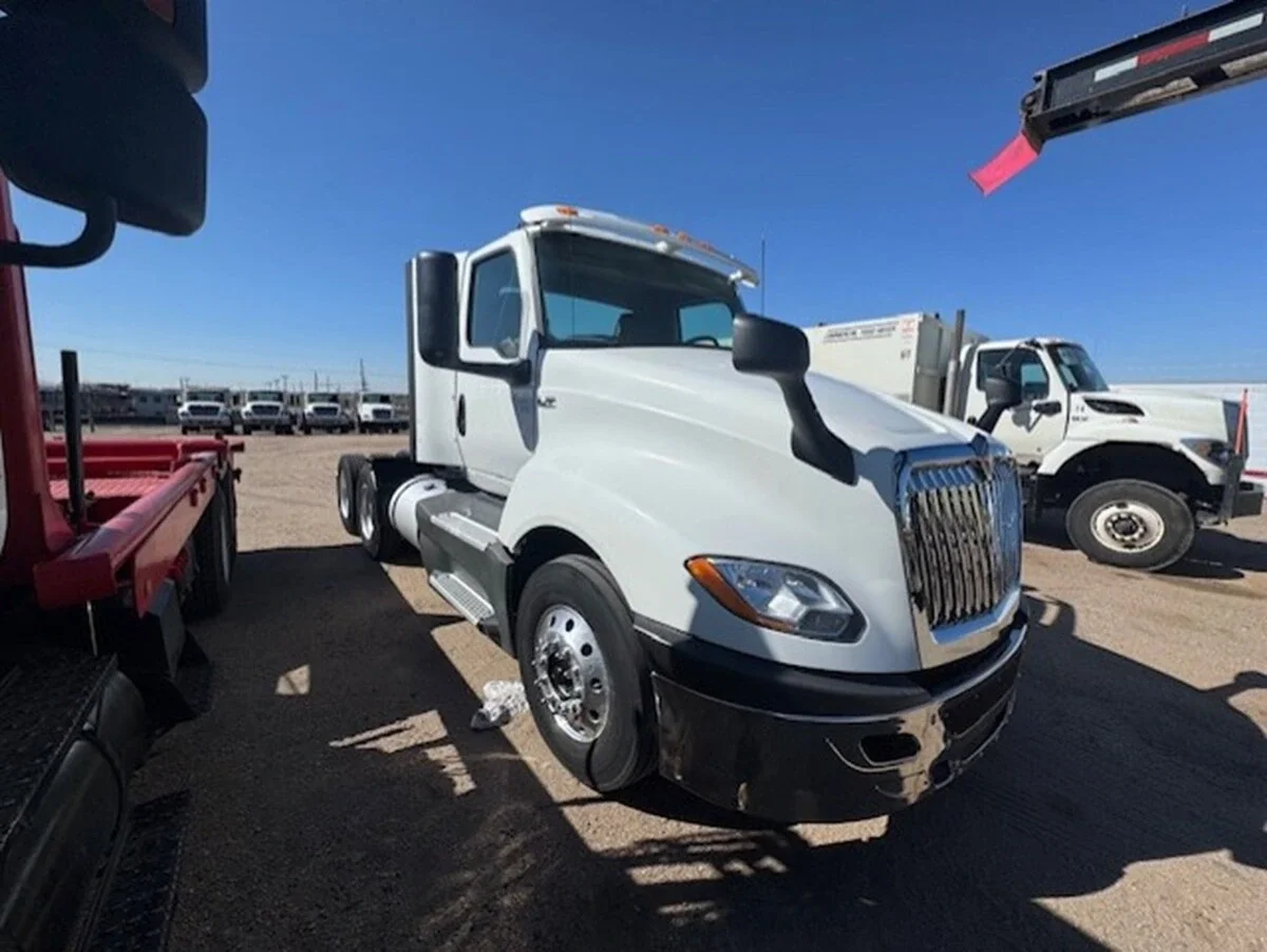 2018 International LT - image 3