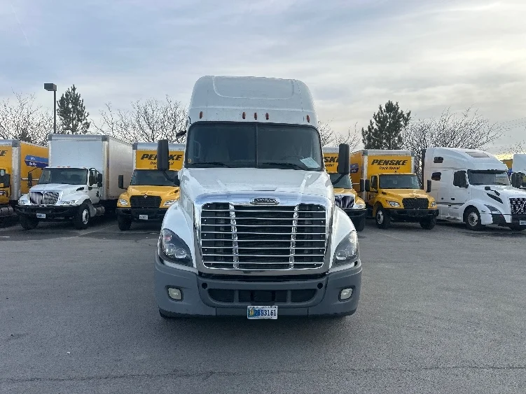 2020 Freightliner Cascadia in West Sacramento, CA — photo 2