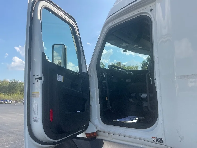 2023 Freightliner Cascadia - image 9