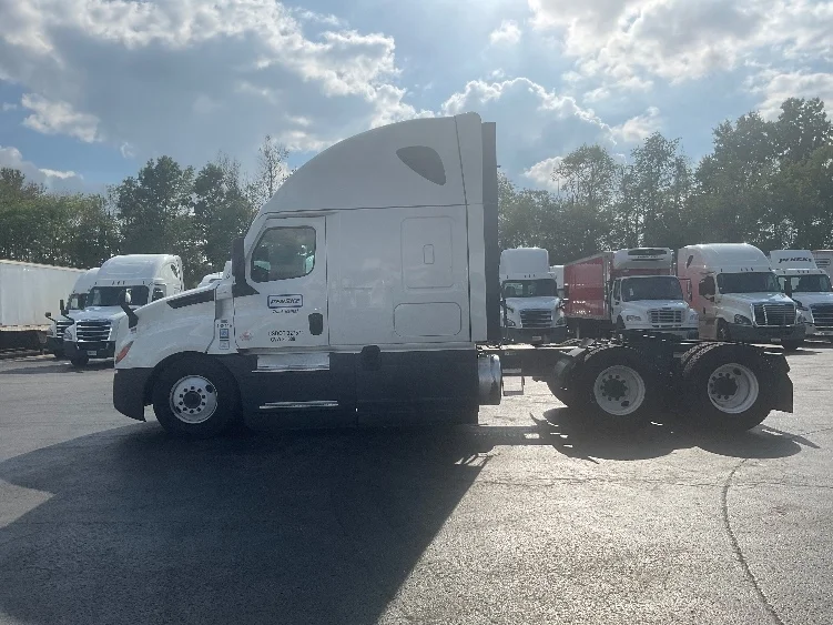 2023 Freightliner Cascadia - image 4
