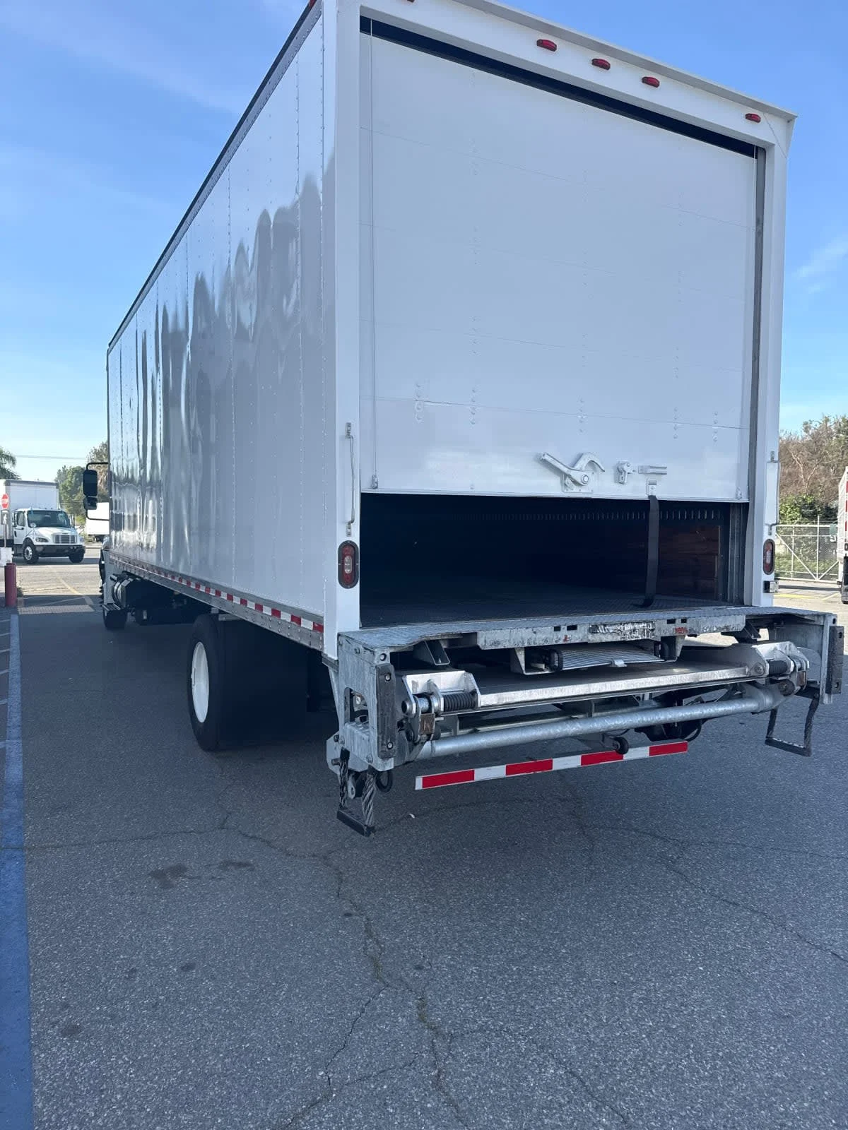 2017 International 4300 - image 4