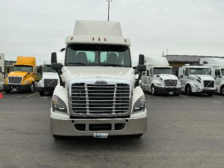 2019 Freightliner Cascadia in La Porte, IN — photo 2