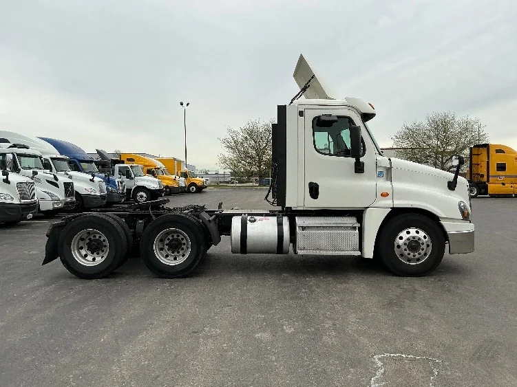 2019 Freightliner Cascadia in La Porte, IN — photo 8