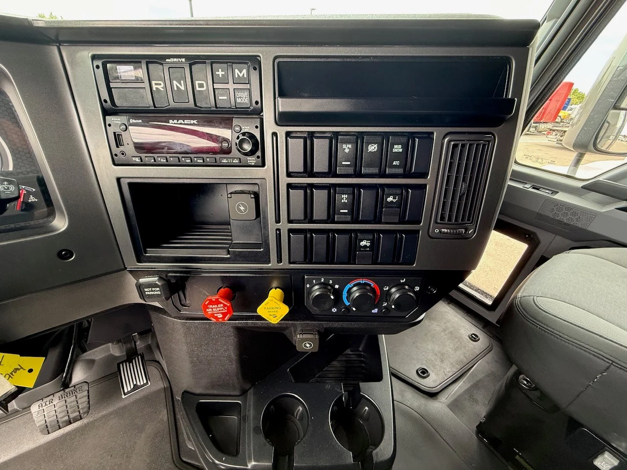 2024 Mack Anthem in Denver, CO — photo 10