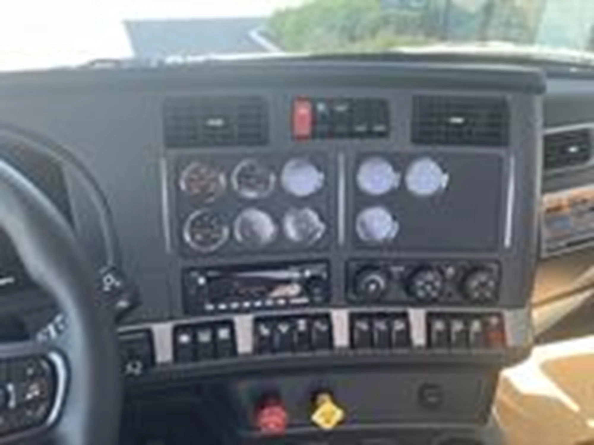 2026 Kenworth T880 - image 6