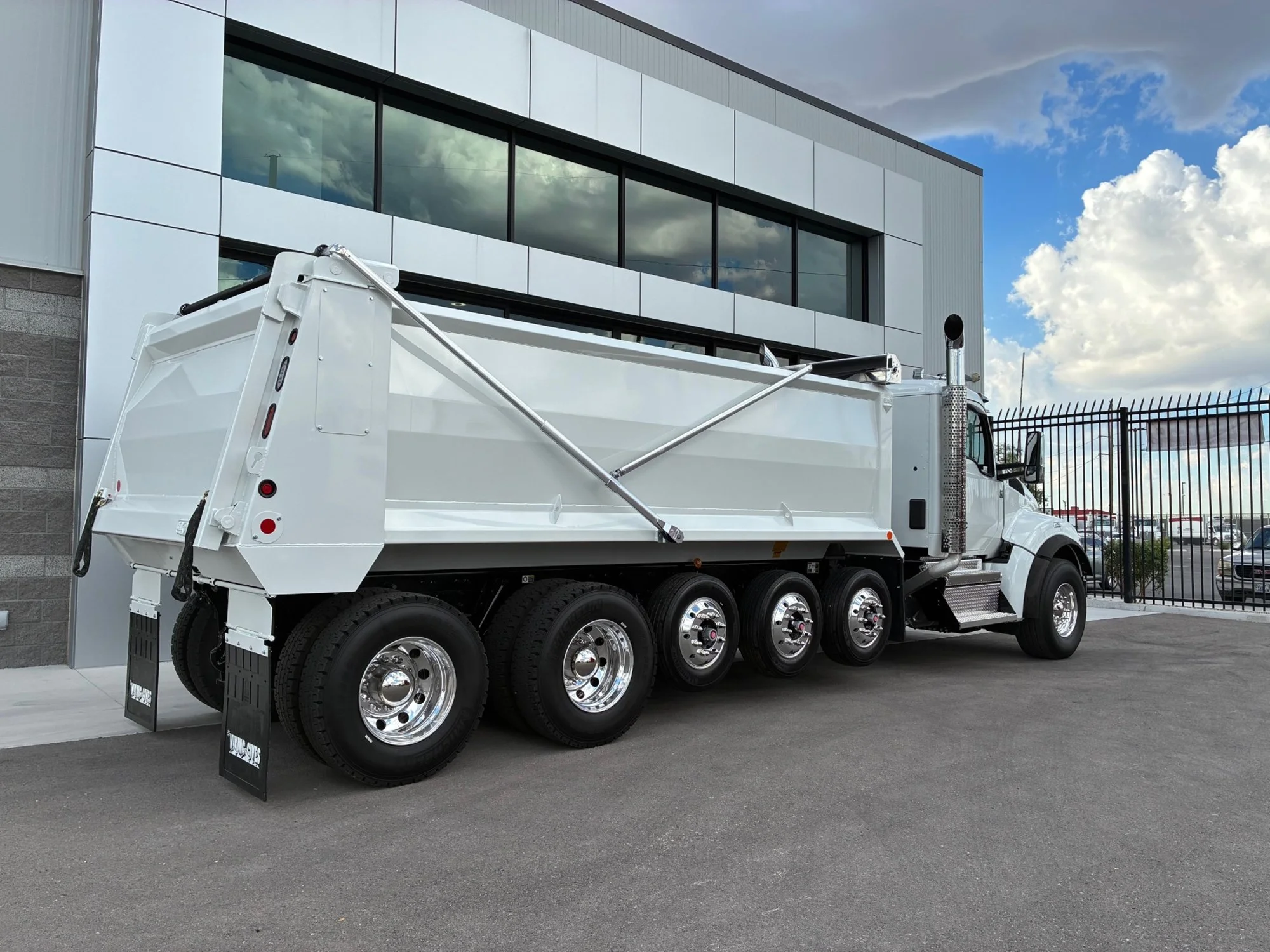 2026 Kenworth T880 - image 3