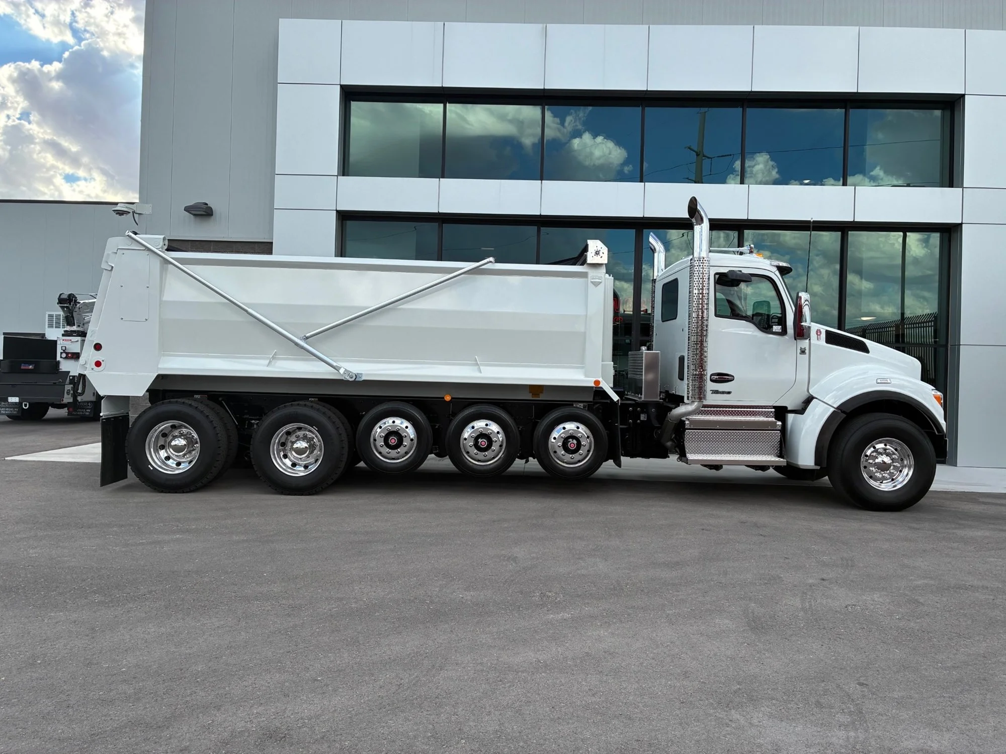 2026 Kenworth T880 - image 2