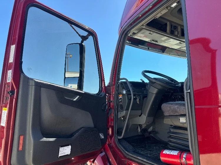 2021 Volvo VNL 760 - image 9