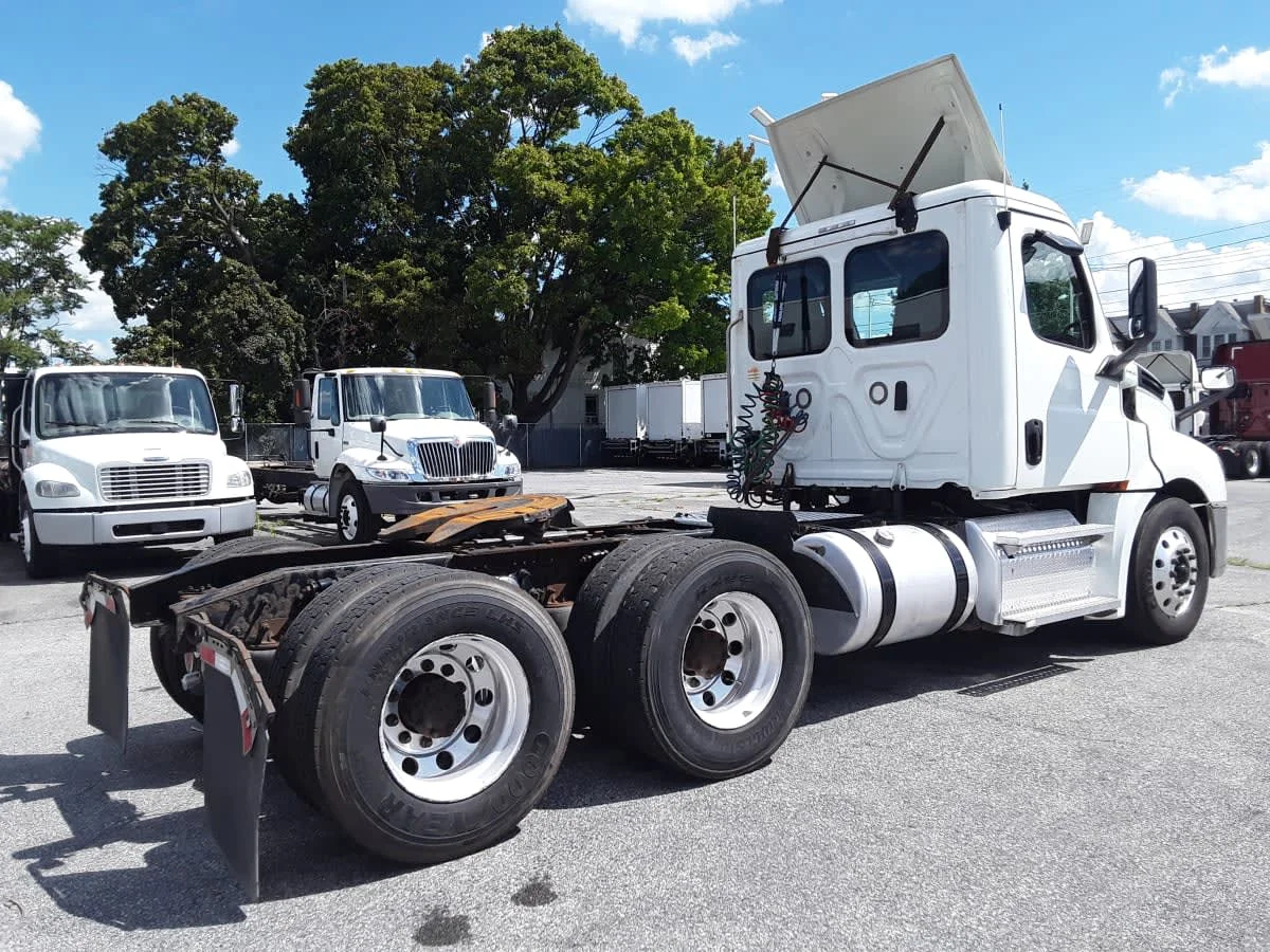 2019 Freightliner Cascadia in Allentown, PA — photo 4