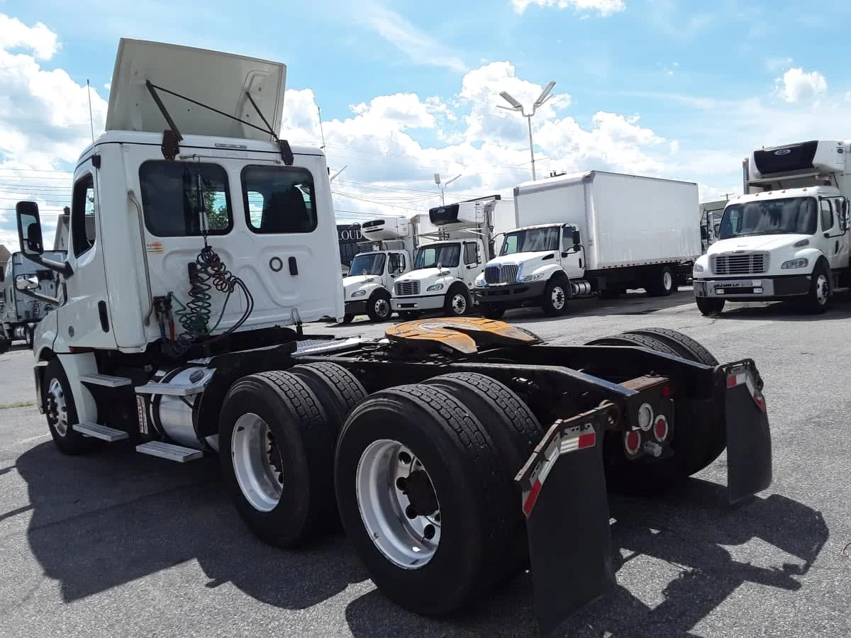 2019 Freightliner Cascadia in Allentown, PA — photo 6