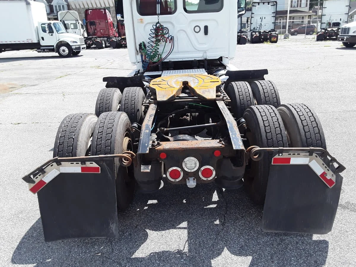2019 Freightliner Cascadia in Allentown, PA — photo 11