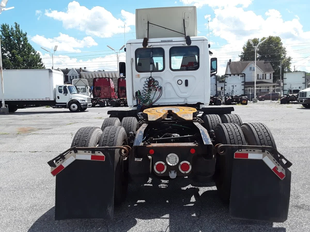 2019 Freightliner Cascadia in Allentown, PA — photo 5
