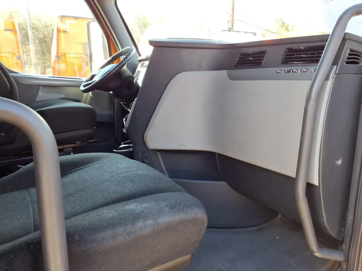 2019 Freightliner Cascadia - image 11