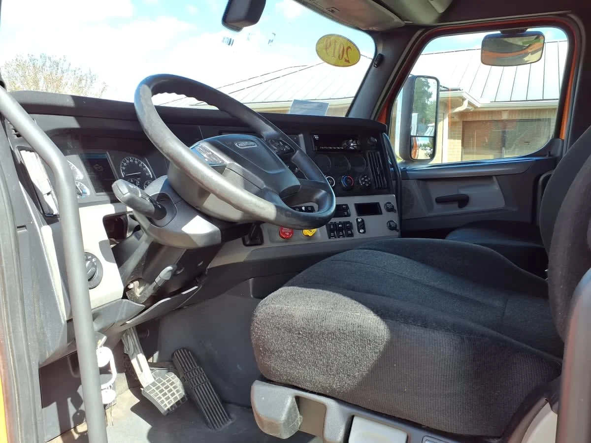 2019 Freightliner Cascadia - image 7