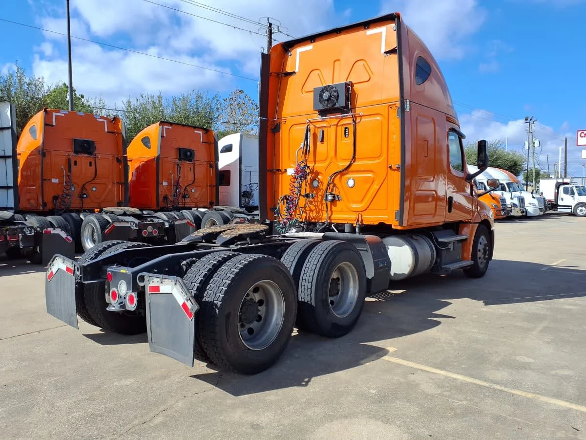 2019 Freightliner Cascadia - image 4