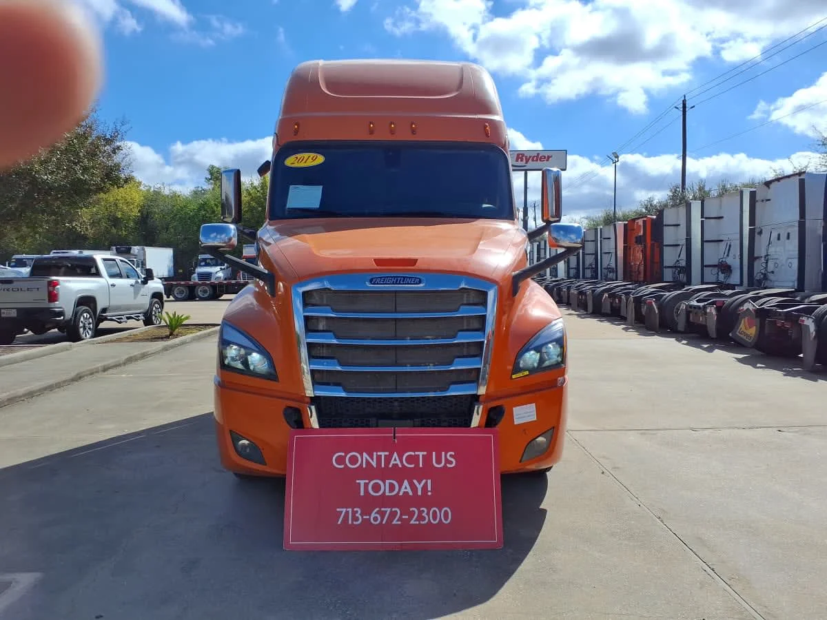 2019 Freightliner Cascadia - image 2