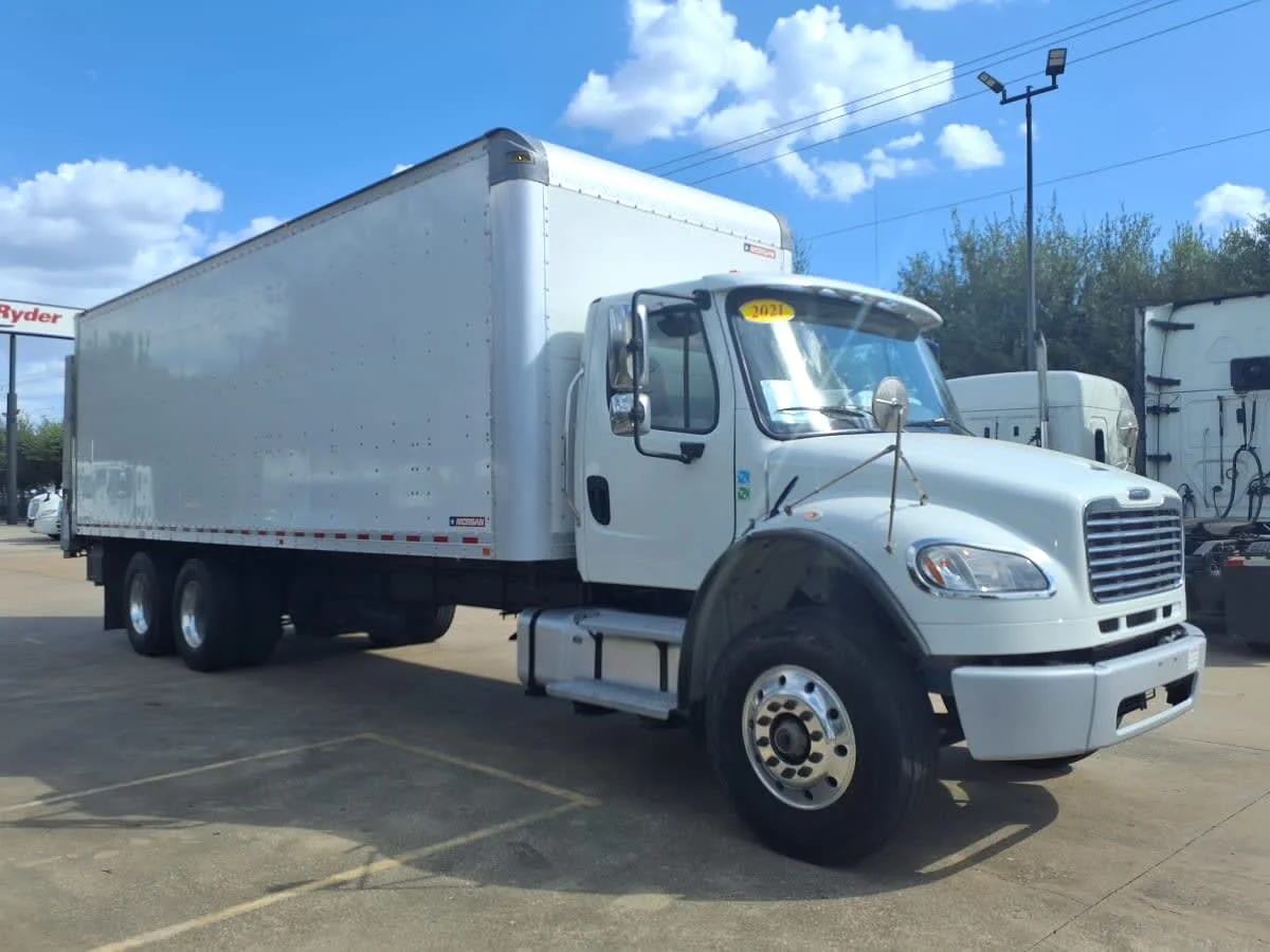 2021 Freightliner M2 106 in Houston, TX — photo 3