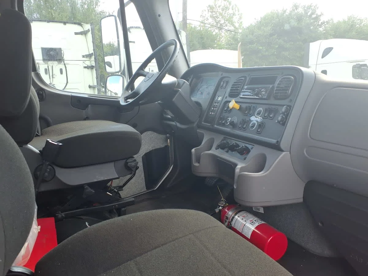 2021 Freightliner M2 106 in Houston, TX — photo 11