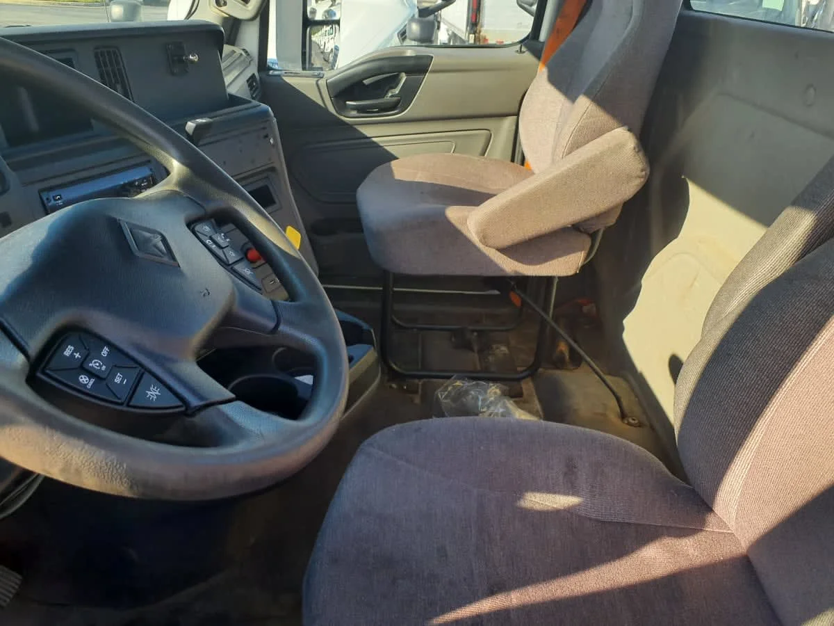 2018 International LT - image 7