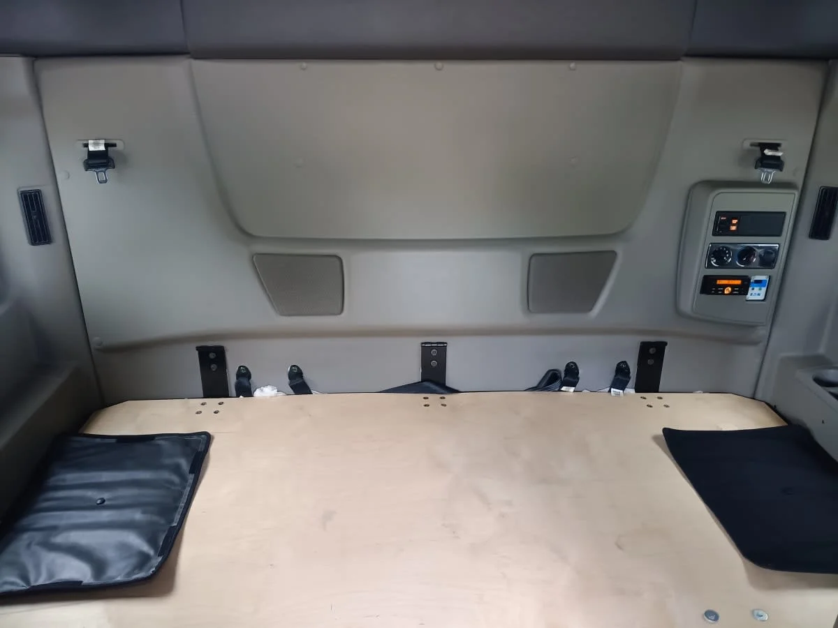 2020 International LT - image 8