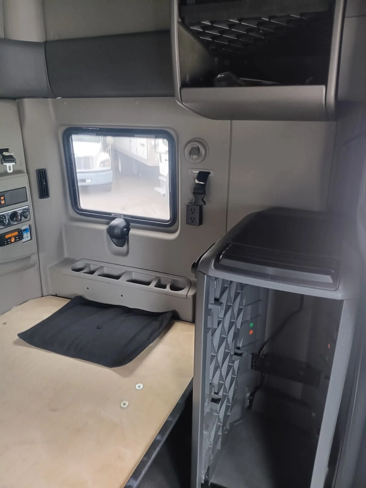 2020 International LT - image 13