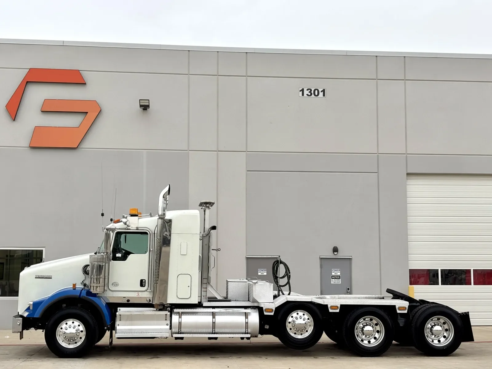 2016 Kenworth T800 - image 4