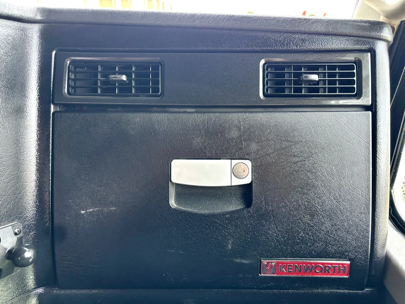 2016 Kenworth T800 - image 19