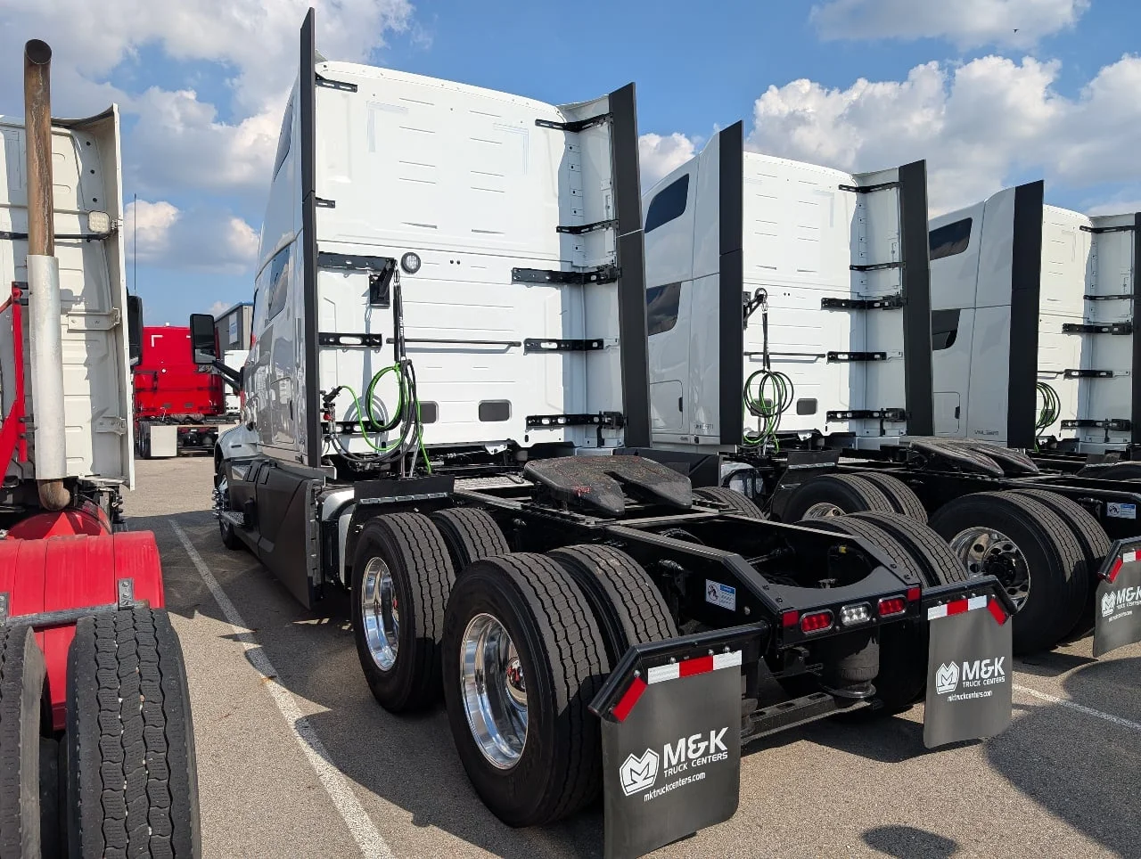 2026 Volvo VNL 860 in Flint, MI — photo 4