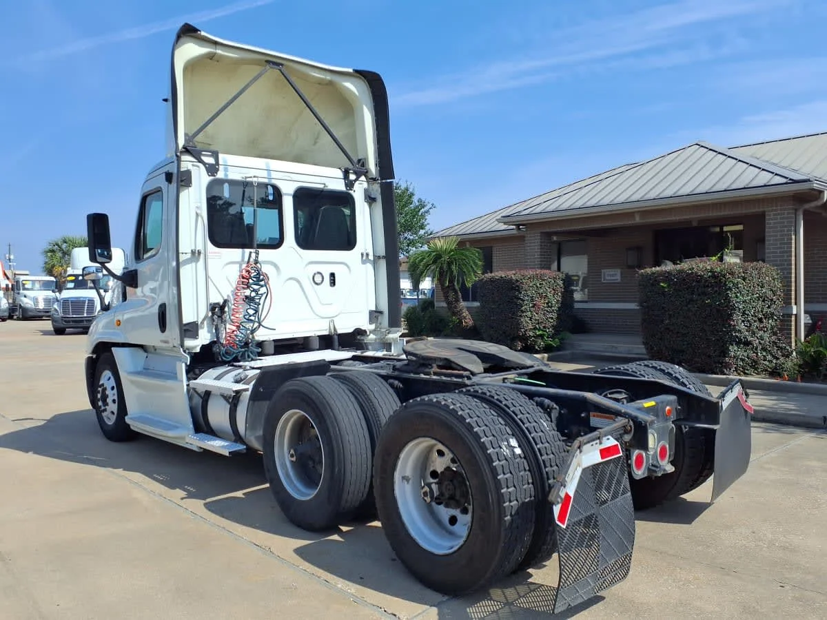 2020 Freightliner Cascadia in Houston, TX — photo 6