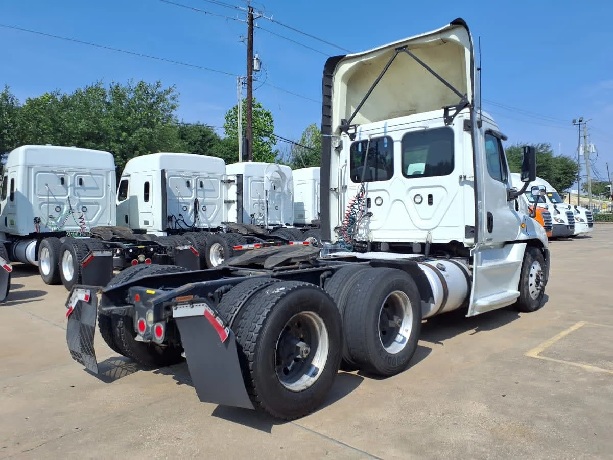 2020 Freightliner Cascadia in Houston, TX — photo 4