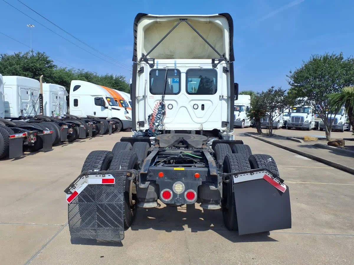2020 Freightliner Cascadia in Houston, TX — photo 5