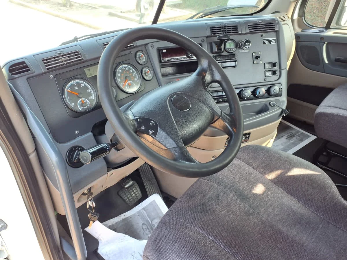 2020 Freightliner Cascadia in Houston, TX — photo 7