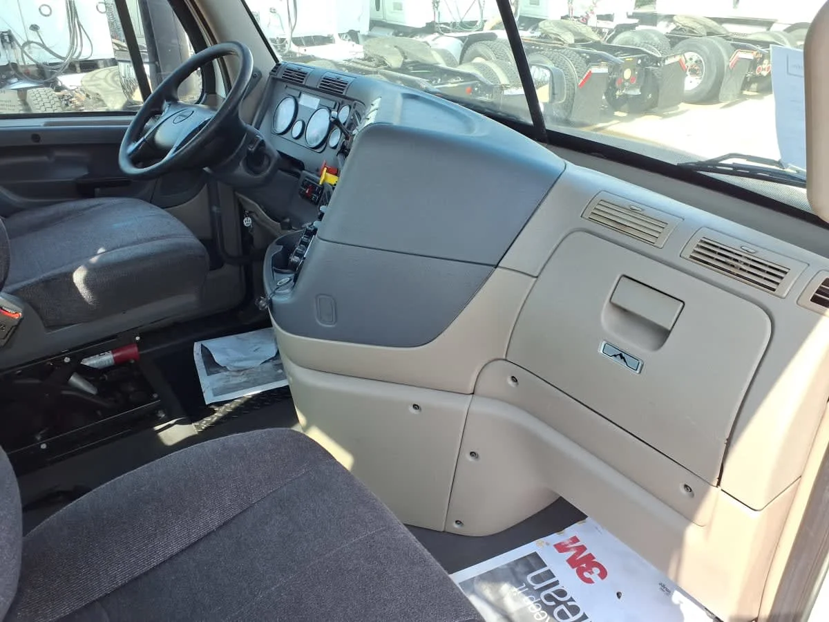 2020 Freightliner Cascadia in Houston, TX — photo 10