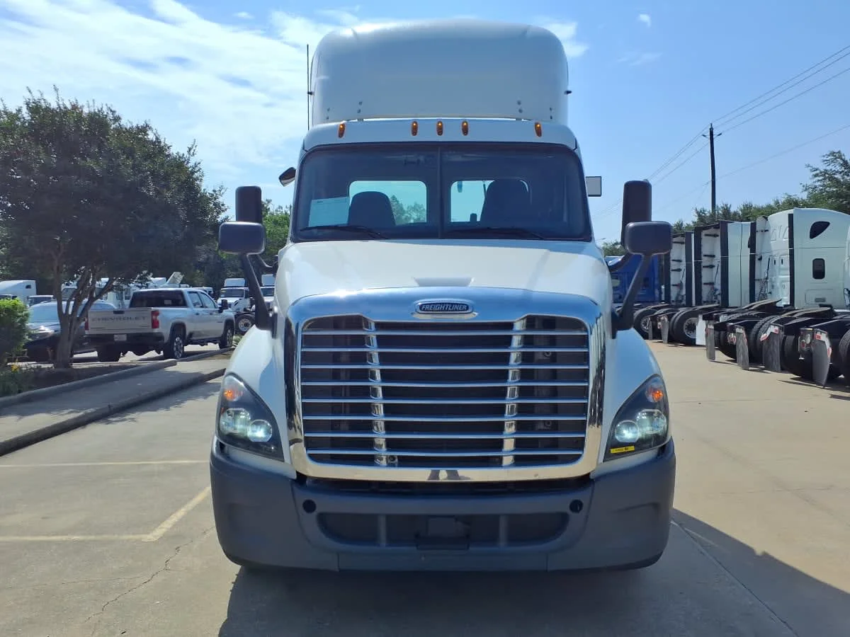 2020 Freightliner Cascadia in Houston, TX — photo 2