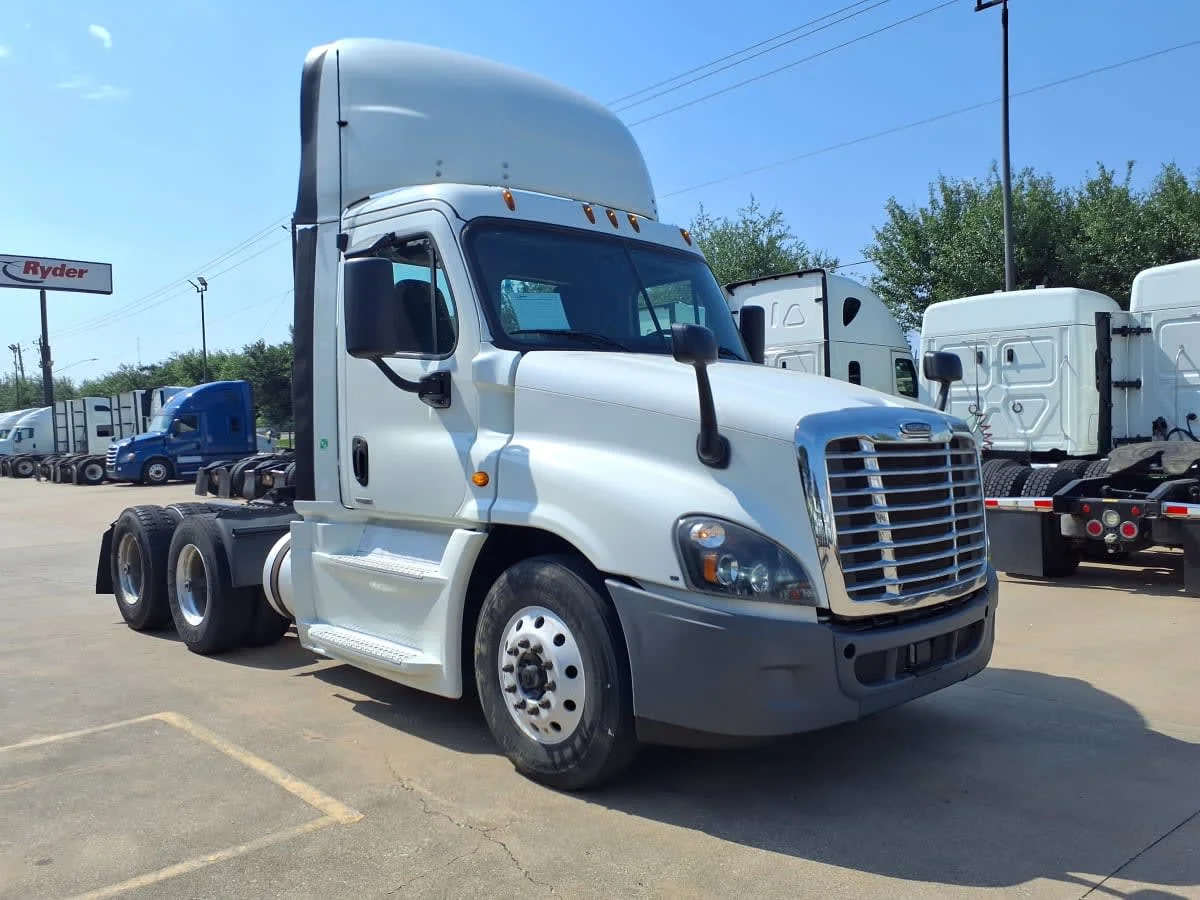2020 Freightliner Cascadia in Houston, TX — photo 3