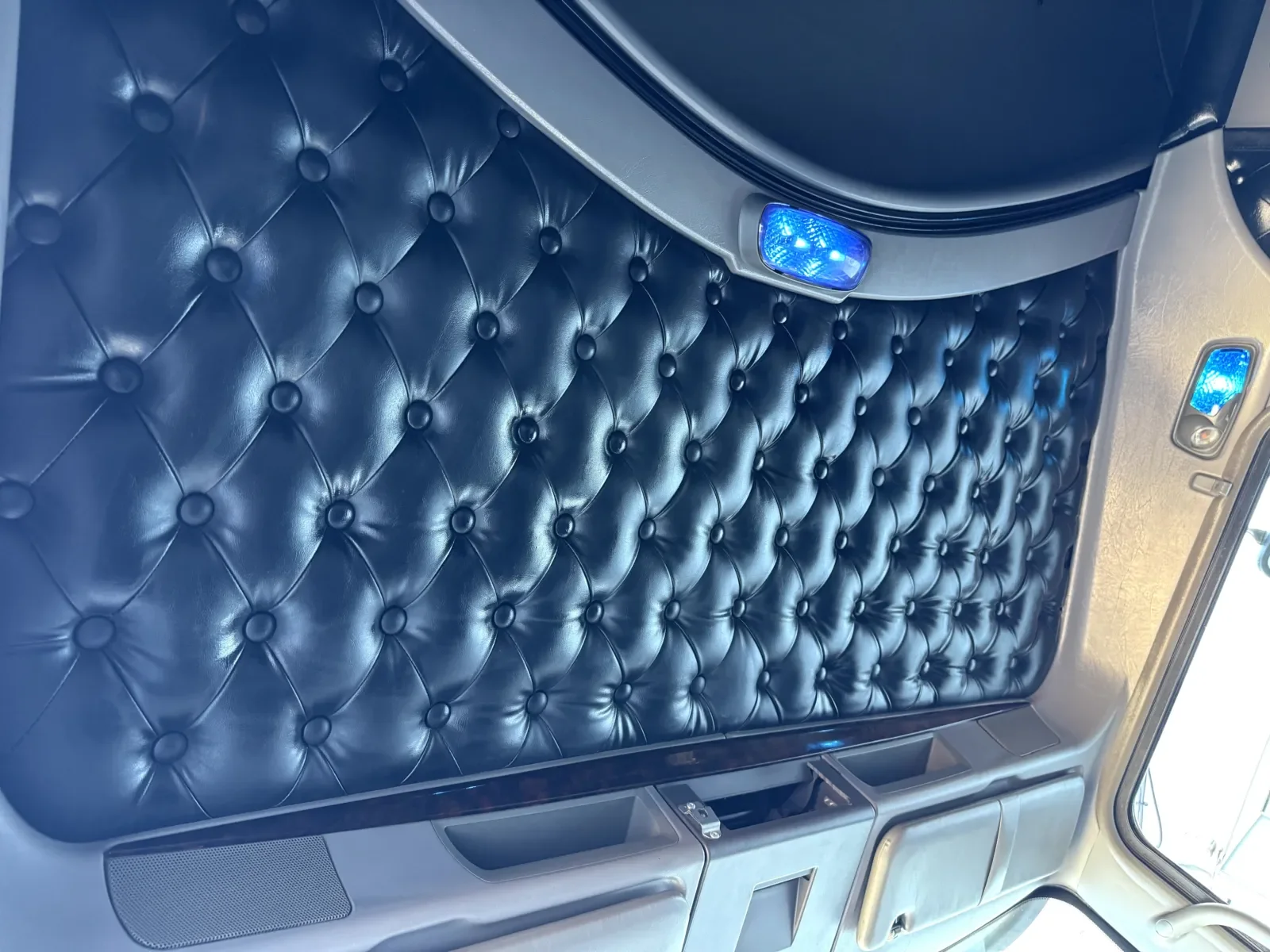 2014 Kenworth T800 - image 23