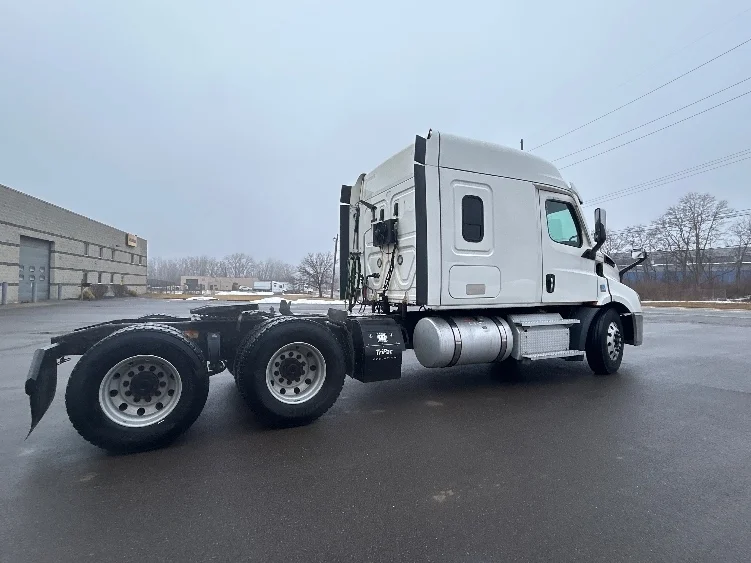 2021 Freightliner Cascadia - image 8
