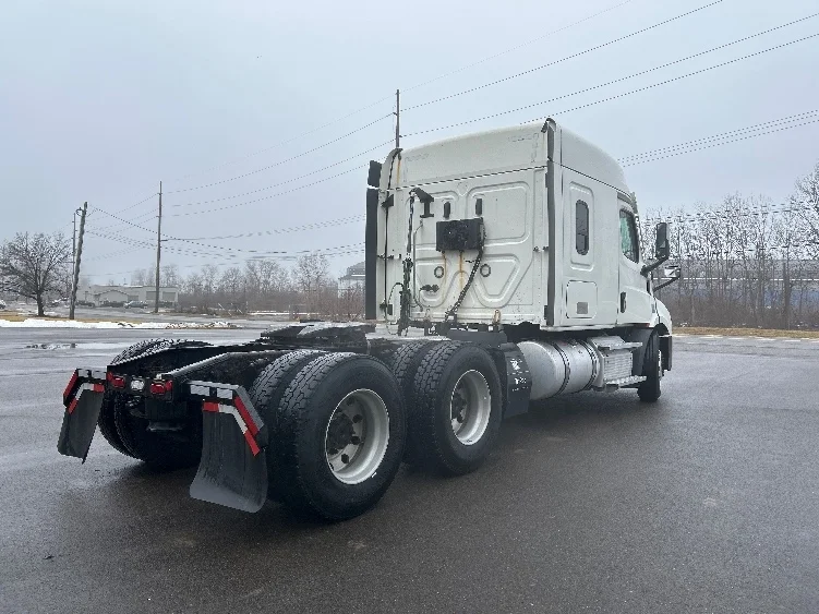 2021 Freightliner Cascadia - image 7
