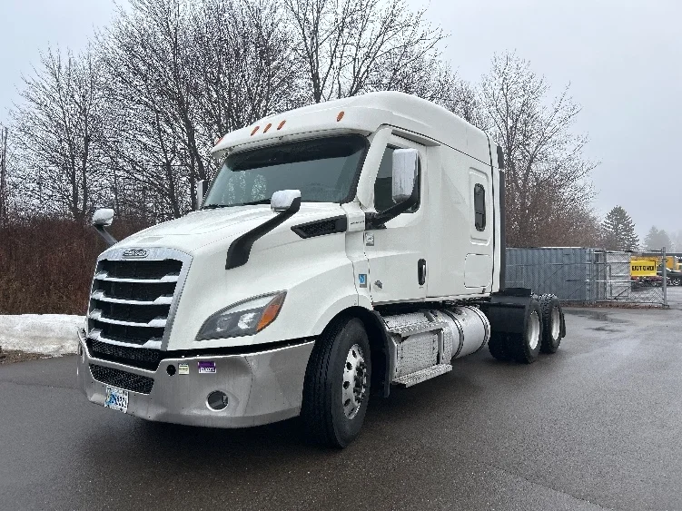 2021 Freightliner Cascadia - image 3