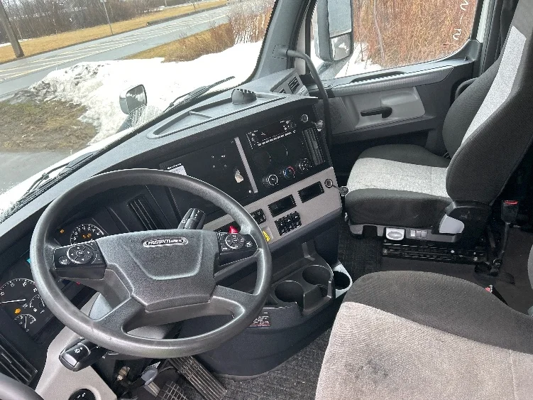 2021 Freightliner Cascadia - image 10